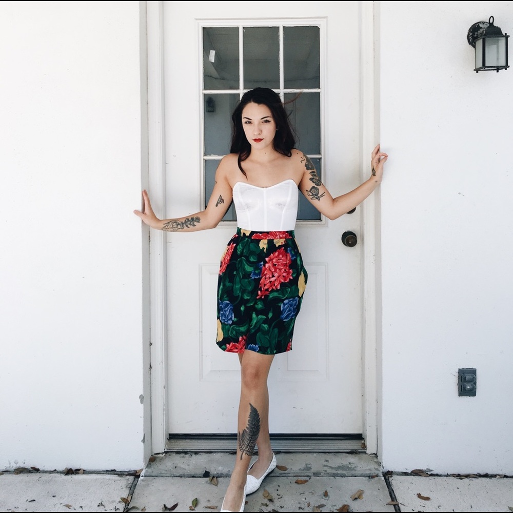 SOLD! 80’s Silk Floral Shorts by Anne Klein⠀ - Picture 2 of 4